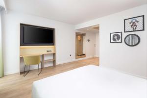 Hampton By Hilton Nuneaton的电视和/或娱乐中心