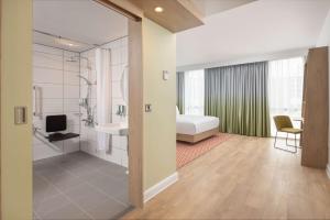 纽尼顿Hampton By Hilton Nuneaton的带淋浴和水槽的浴室