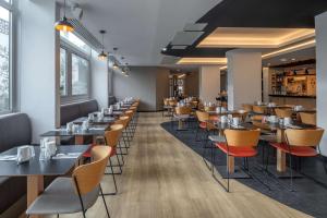 DoubleTree by Hilton Paris Bougival餐厅或其他用餐的地方