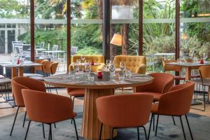 DoubleTree by Hilton Paris Bougival的休息区