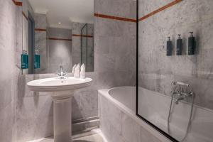 DoubleTree by Hilton Paris Bougival的一间浴室