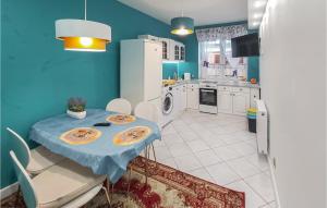 Kuchyňa alebo kuchynka v ubytovaní 2 Bedroom Nice Apartment In Kolobrzeg