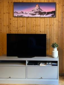 TV a/nebo společenská místnost v ubytování Beautiful apartment in Zermatt with a breathtaking view of the Matterhorn