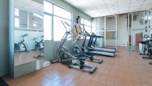 Fitness centrum a/nebo fitness zařízení v ubytování RedDoorz Plus @ E Rodriguez Corner Banawe