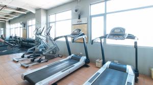 Fitness centrum a/nebo fitness zařízení v ubytování RedDoorz Plus @ E Rodriguez Corner Banawe