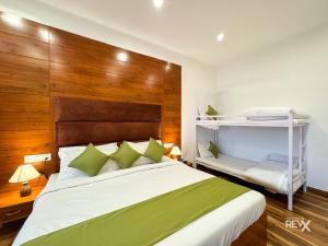 Rúm í herbergi á Hotel Wraveler Inn Mussoorie