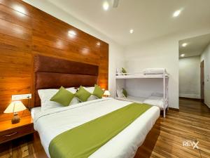 Rúm í herbergi á Hotel Wraveler Inn Mussoorie