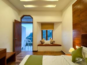 Rúm í herbergi á Hotel Wraveler Inn Mussoorie