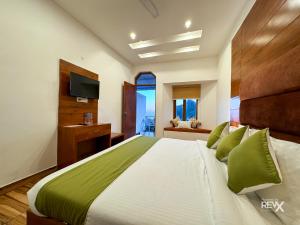 Rúm í herbergi á Hotel Wraveler Inn Mussoorie