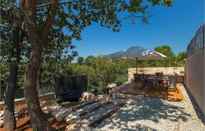 Nespecifikovaný výhled na hory nebo výhled na hory při pohledu z prázdninového domu