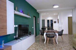 Μια τηλεόραση ή/και κέντρο ψυχαγωγίας στο Riviera Apartment Sorrento