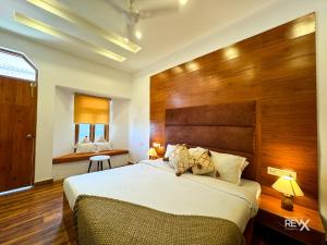 Rúm í herbergi á Hotel Wraveler Inn Mussoorie