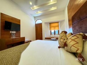 Rúm í herbergi á Hotel Wraveler Inn Mussoorie