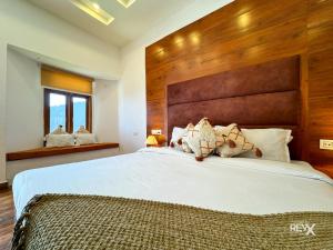 Rúm í herbergi á Hotel Wraveler Inn Mussoorie