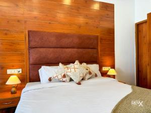 Rúm í herbergi á Hotel Wraveler Inn Mussoorie