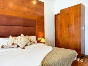 Rúm í herbergi á Hotel Wraveler Inn Mussoorie
