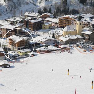 grupa osób na stoku narciarskim z wyciągiem narciarskim w obiekcie Bolodges Apartments by Alpin Rentals w Saalbach Hinterglemm +27 zdjęć