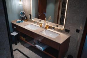 Uma casa de banho em SEEGLÜCK Hotel Forelle Superior