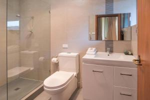 un bagno con wc, lavandino e doccia di Wilyabrup River Retreat- Flutes Estate, Margaret River a Wilyabrup Altre 19 foto