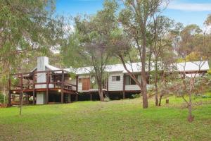 una grande casa con alberi di fronte di Wilyabrup River Retreat- Flutes Estate, Margaret River a Wilyabrup