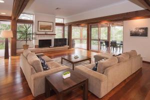 un soggiorno con due divani e un tavolo di Wilyabrup River Retreat- Flutes Estate, Margaret River a Wilyabrup
