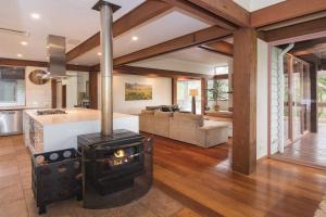 una cucina e un soggiorno con stufa di Wilyabrup River Retreat- Flutes Estate, Margaret River a Wilyabrup