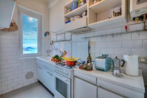 une cuisine avec des appareils électroménagers blancs et une fenêtre dans l'établissement Simply Romantic Sea View - Happy Rentals, à Alassio