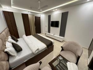 TV a/nebo společenská místnost v ubytování Hotel the royal Oakes