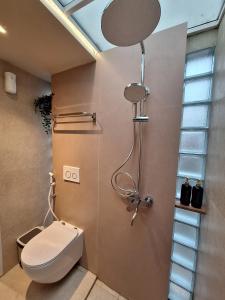 Bilik mandi di Wodpecker Tinys Homes