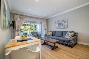una sala de estar con un sofá y una mesa en 49-on-Cherry, en Johannesburgo