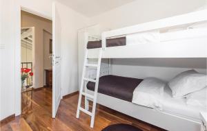 Posteľ alebo postele v izbe v ubytovaní 4 Bedroom Nice Home In Vodice