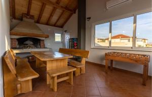 jadalnia ze stołem i kominkiem w obiekcie Cozy Home In Posedarje With Wifi w mieście Posedarje
