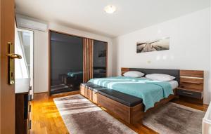 Łóżko lub łóżka w pokoju w obiekcie Cozy Home In Posedarje With Wifi
