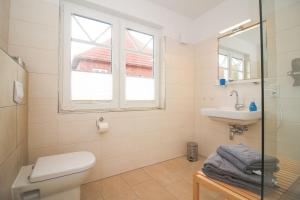 un baño con inodoro y lavabo en Friesenstrasse, en Norden 8 fotos más