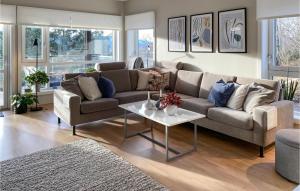 Χώρος καθιστικού στο 2 Bedroom Cozy Apartment In Ålesund