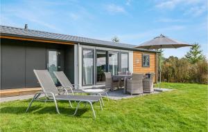 SüselにあるChalet 10 Am Seeのテーブルと椅子と傘のあるパティオ