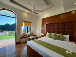 Rúm í herbergi á Hotel Wraveler Inn Mussoorie