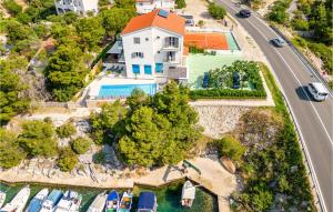 Bazén v ubytování Seven-Bedroom Holiday Home In Zaboric nebo v jeho okolí