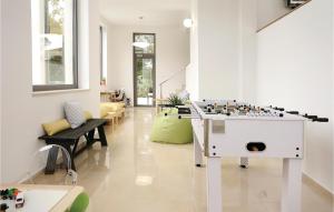 Herní místnost v ubytování Seven-Bedroom Holiday Home In Zaboric