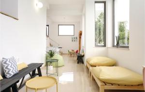 Posezení v ubytování Seven-Bedroom Holiday Home In Zaboric