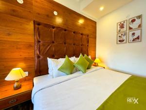 Rúm í herbergi á Hotel Wraveler Inn Mussoorie
