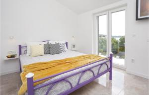 Postel nebo postele na pokoji v ubytování Seven-Bedroom Holiday Home In Zaboric