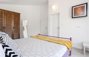 Postel nebo postele na pokoji v ubytování Seven-Bedroom Holiday Home In Zaboric