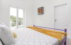Postel nebo postele na pokoji v ubytování Seven-Bedroom Holiday Home In Zaboric