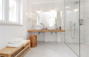 Koupelna v ubytování Seven-Bedroom Holiday Home In Zaboric