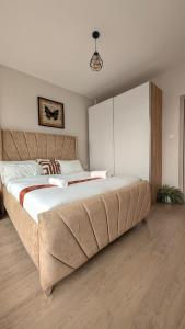 Un dormitorio con una cama grande en una habitación. en City Pen - By Tito Homes, en Nairobi