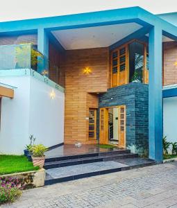 ein großes Haus mit einer Veranda in der Unterkunft Krishnasila Homestay in Varkala