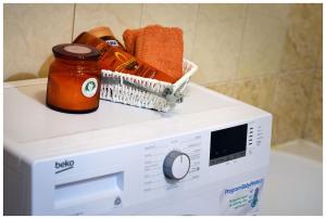 a washing machine with a jar of honey on top at Color 24 Apartament VIII in Stalowa Wola