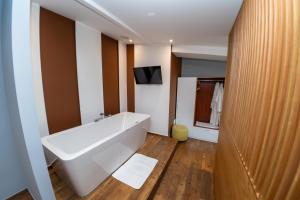 Koupelna v ubytování Olivar Hotel Tirana + 37 fotografií