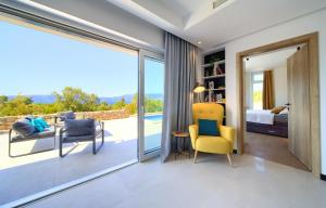 1 dormitorio con vistas a una cama y una silla amarilla en Villa Aurum with sauna and gym, en Krk 77 fotos más